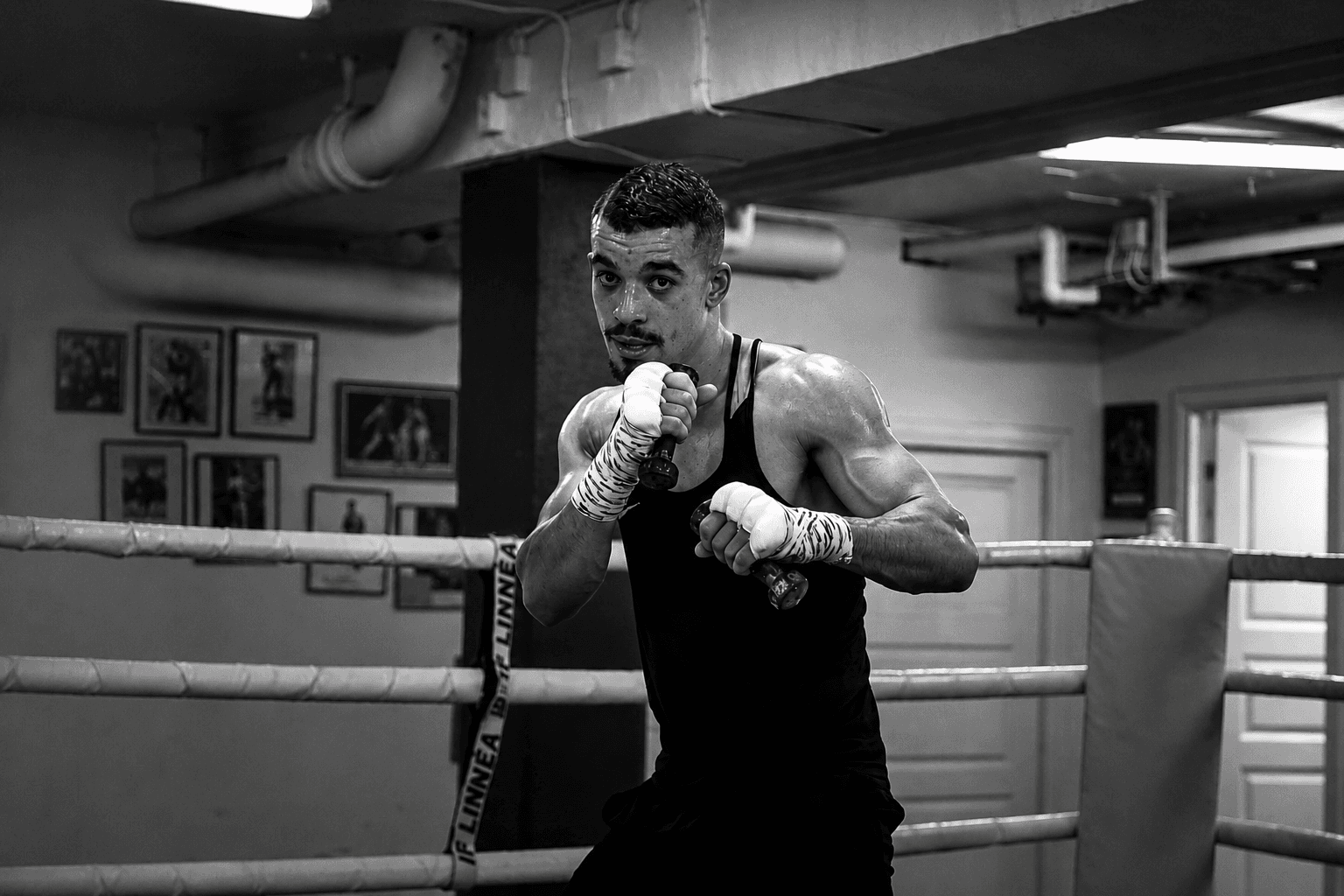 Kevin Scott under ett fokuserat träningspass i boxningsringen